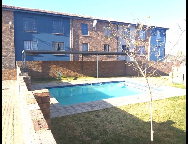 2 bed property to rent in ROOIHUISKRAAL NORTH
